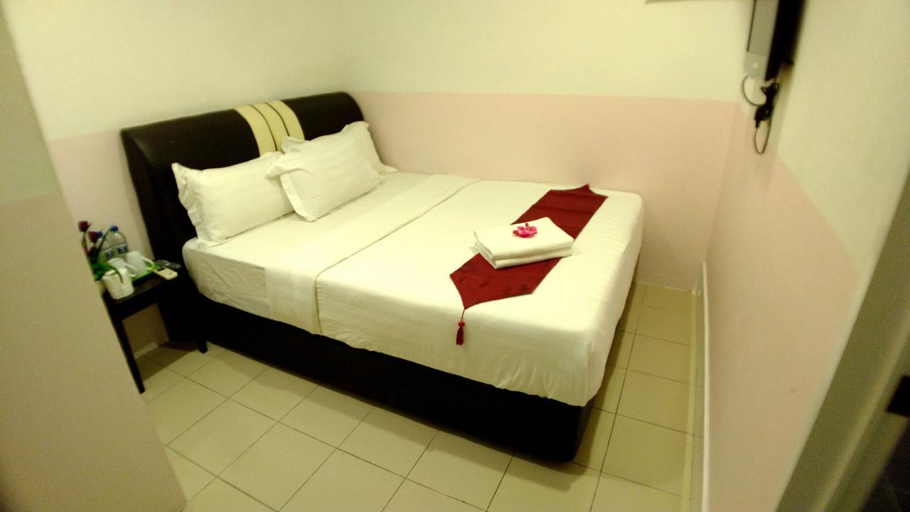 Apple 1 Hotel Budget Gelugor Exterior photo